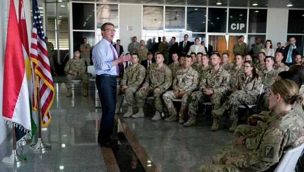 US Defence Secretary Ashton Carter (C) talks to multinational troops at the Arbil International Airport in the capital of the autonomous northern Iraqi region on July 24, 2015 - Sputnik International
