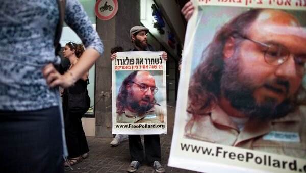 Israeli protesters hold posters demanding the release of Jonathan Pollard, a Jewish American who was jailed for life in 1987 on charges of spying on the United States, as they stand outside the U.S. embassy in Tel Aviv, Israel. - Sputnik International
