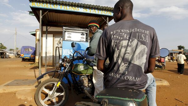 A motorcyclist wearing a T-shirt with the image of U.S. President Barack Obama waits for fuel at the trading centre in Kogelo, west of Kenya's capital Nairobi, July 15, 2015 - Sputnik International