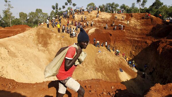Gold prospectors work at an open-pit mine in the village of Kogelo, west of Kenya's capital Nairobi, July 15, 2015 - Sputnik International