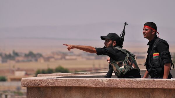 Fighters from the Kurdish People Protection Unit (YPG) monitor the horizon in the northeastern Syrian city of Hasakeh on June 28, 2015 - Sputnik International