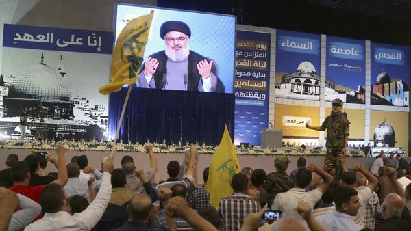 Supporters of Lebanon's Hezbollah leader Sayyed Hassan Nasrallah gesture as he appears on a screen during a rally to mark Quds (Jerusalem) Day in Beirut's southern suburbs July 10, 2015. - Sputnik International