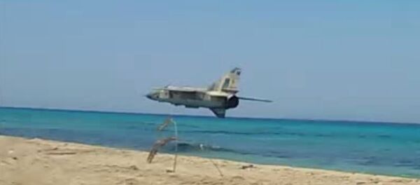 Libya FLAF Mig 23ML insane low pass over the beach - Sputnik International