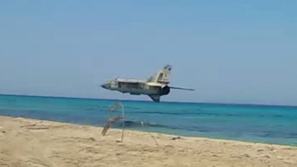 Libya FLAF Mig 23ML insane low pass over the beach - Sputnik International
