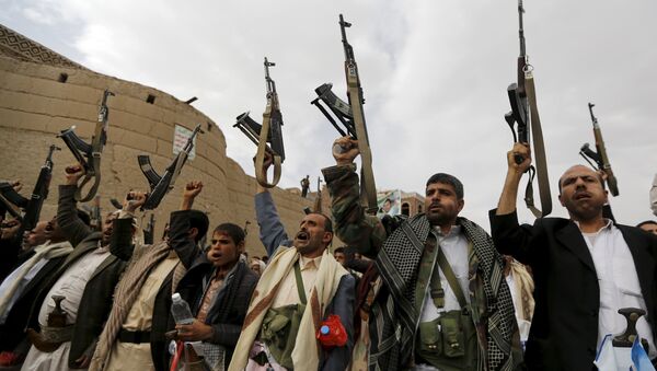 Armed Houthi followers demonstrate against Saudi-led air strikes in Yemen's capital Sanaa July 24, 2015 - Sputnik International