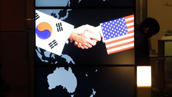 A visitor tour near the screen showing an image of a handshake by the U.S. and South Korean flags at the two countries' security alliance exhibition hall at the Korea War Memorial Museum in Seoul, South Korea - Sputnik International
