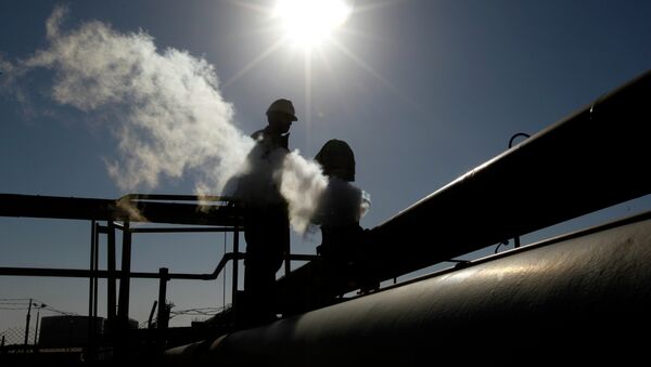 A Libyan oil worker, works at a refinery inside the Brega oil complex, in Brega, eastern Libya - Sputnik International