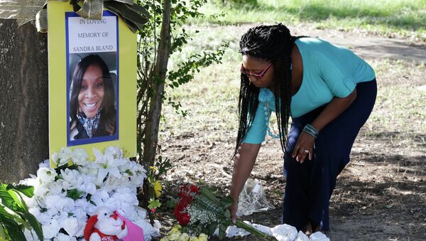 Jeanette Williams places a bouquet of roses at a memorial for Sandra Bland near Prairie View A&M University, Tuesday, July 21, 2015, in Prairie View, Texas - Sputnik International