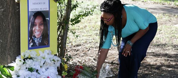 Jeanette Williams places a bouquet of roses at a memorial for Sandra Bland near Prairie View A&M University, Tuesday, July 21, 2015, in Prairie View, Texas Jeanette Williams places a bouquet of roses at a memorial for Sandra Bland near Prairie View A&M University, Tuesday, July 21, 2015, in Prairie View, Texas - Sputnik International