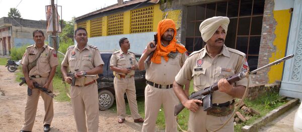 Indian Army personnel take position during an encounter with armed attackers at the police station in Dinanagar town, in the Gurdaspur district of Punjab state on July 27, 2015 - Sputnik International