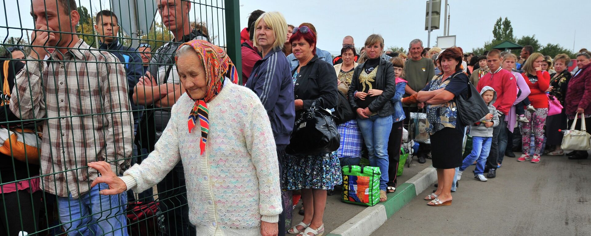 Ukrainian refugees line up to return to their homes in eastern Ukraine at the Russia-Ukraine border check point in the Russian town Donetsk, Rostov-on-Don region, Russia, Friday, Sept. 12, 2014. - Sputnik International, 1920, 06.02.2022