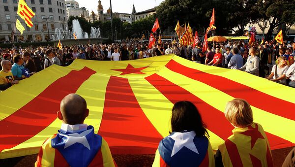 Supporters of an independant state of Catalonia and Republicans display a huge Catalan flag. File photo - Sputnik International