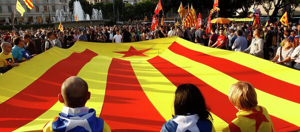 Supporters of an independant state of Catalonia and Republicans display a huge Catalan flag. File photo Supporters of an independant state of Catalonia and Republicans display a huge Catalan flag. File photo - Sputnik International