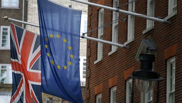 The Union flag and the European Union flag fly outside Europe House, The European Commission Representation in London. - Sputnik International