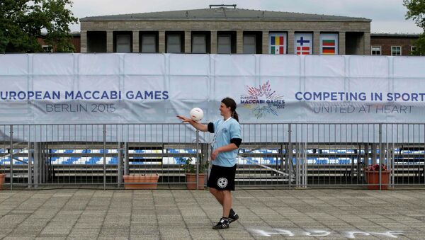 A volunteer plays with a ball outside the Olympic Park during preparations for the 14th European Maccabi Games in Berlin, Germany July 27, 2015. - Sputnik International