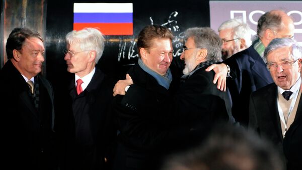 Russia's gas giant Gazprom CEO, Alexei Miller (C) hugs Turkish Minister of Energy and Natural Resources Taner Yildiz (2nd R)during a ceremony to launch the construction of South Stream gas pipeline outside the Black Sea resort town of Anapa. File photo - Sputnik International