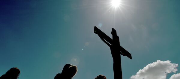 Pilgrims of the Greek Orthodox Church stand in front of an image of Jesus crucified during the ceremony marking the Apokathelosis - Sputnik International