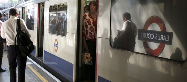 Commuters at Earls Court underground station attempt to complete their journey on Wednesday evening, in London, Britain, July 8, 2015 - Sputnik International