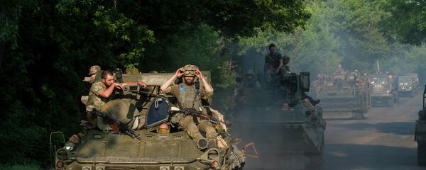 Ukrainian soldiers from the 25th airborne brigade ride atop an APC in a convoy of military vehicles on the outskirts of Marinka, Donetsk region, eastern Ukraine, Thursday, June 4, 2015 - Sputnik International