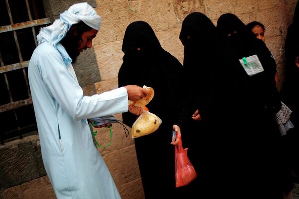 Yemeni women receive free food donated by Yemeni volunteers during the holy month of Ramadan, in Sanaa, Yemen, Friday, June 26, 2015. Yemeni women receive free food donated by Yemeni volunteers during the holy month of Ramadan, in Sanaa, Yemen, Friday, June 26, 2015. - Sputnik International
