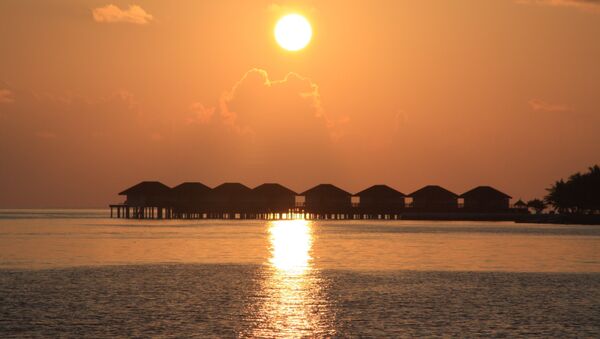 The sun sets over vacation cottages in the Maldives. - Sputnik International