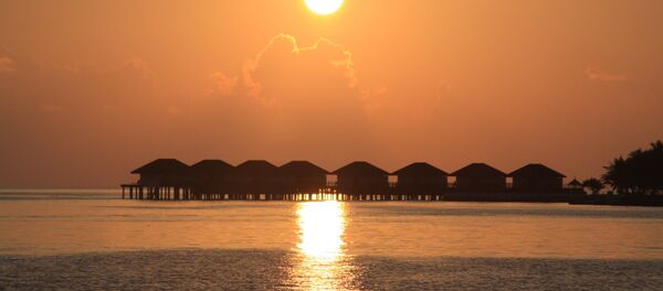The sun sets over vacation cottages in the Maldives. - Sputnik International