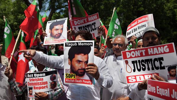 Activists of the Social Democratic Party of India carry placards with portraits of Yakub Abdul Razak Memon, convicted in the 1993 Mumbai bombings, during a protest against his death sentence outside Maharashtra House in New Delhi, India - Sputnik International