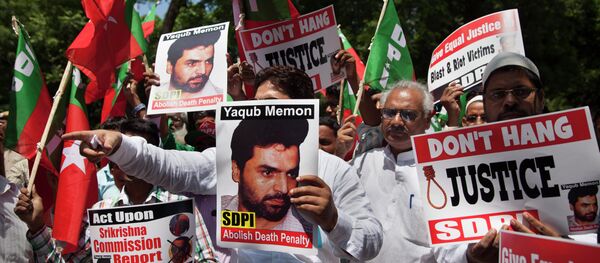 Activists of the Social Democratic Party of India carry placards with portraits of Yakub Abdul Razak Memon, convicted in the 1993 Mumbai bombings, during a protest against his death sentence outside Maharashtra House in New Delhi, India Activists of the Social Democratic Party of India carry placards with portraits of Yakub Abdul Razak Memon, convicted in the 1993 Mumbai bombings, during a protest against his death sentence outside Maharashtra House in New Delhi, India - Sputnik International