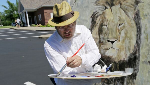 Mark Balma works on a mural of Cecil the lion outside Dr. Walter James Palmer's dental office in Bloomington, Minnesota. - Sputnik International