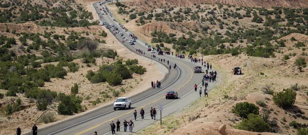 On Good Friday pilgrims travel the road from Nambé - Sputnik International