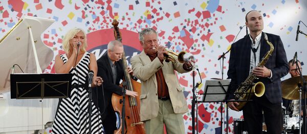 The singer Irina Rodiles, jazzman Viktor Arzu Guseinov and Sergei Golovnya, art director of the international Koktebel Jazz Party performing at the Koktebel Jazz Party in Moscow - Sputnik International