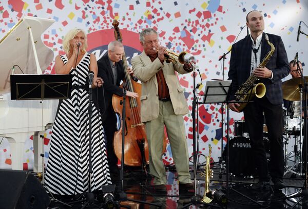 The singer Irina Rodiles, jazzman Viktor Arzu Guseinov and Sergei Golovnya, art director of the international Koktebel Jazz Party performing at the Koktebel Jazz Party in Moscow - Sputnik International
