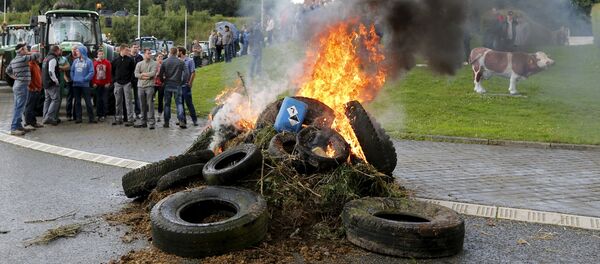 Tyres are set on fire to block roads leading to a highway during a protest by Belgian dairy farmers against low milk price in Battice near Liege, Belgiu - Sputnik International