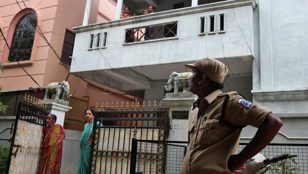 A policeman stands outside the residence of one of the four Indian nationals who was detained near the Libyan city of Sirte, in Hyderabad, India - Sputnik International