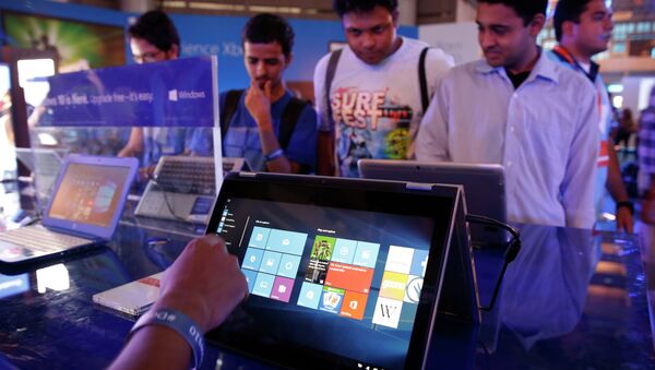 Visitors experience Windows 10 during its launch, in New Delhi, India, Wednesday, July 29, 2015. - Sputnik International
