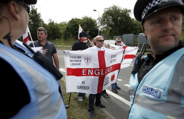 English nationalists take part in a counter-protest aimed at protestors demonstrating in solidarity of migrants in Calais, in Folkestone, Britain English nationalists take part in a counter-protest aimed at protestors demonstrating in solidarity of migrants in Calais, in Folkestone, Britain - Sputnik International