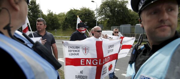 English nationalists take part in a counter-protest aimed at protestors demonstrating in solidarity of migrants in Calais, in Folkestone, Britain - Sputnik International