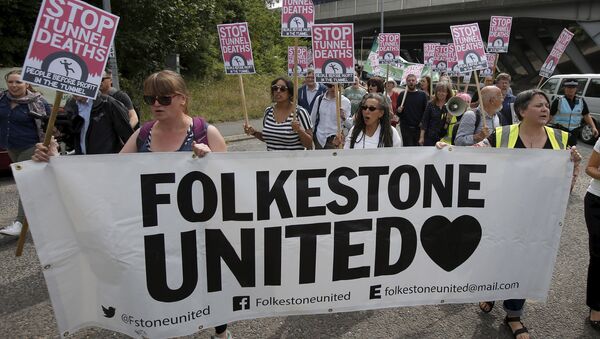 Protestors demonstrate in solidarity of migrants in Calais, in Folkestone, Britain - Sputnik International