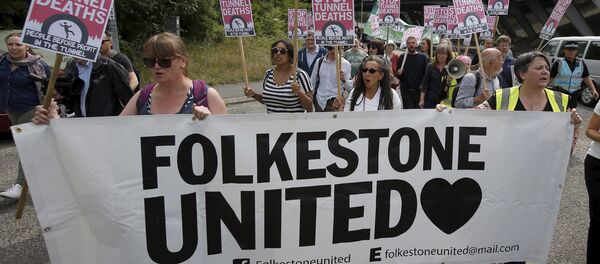 Protestors demonstrate in solidarity of migrants in Calais, in Folkestone, Britain Protestors demonstrate in solidarity of migrants in Calais, in Folkestone, Britain - Sputnik International