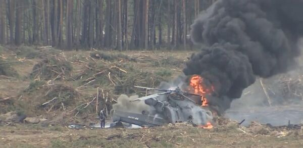 Moment helicopter crashes at airshow in Russia, pilot escapes burning cockpit Moment helicopter crashes at airshow in Russia, pilot escapes burning cockpit - Sputnik International