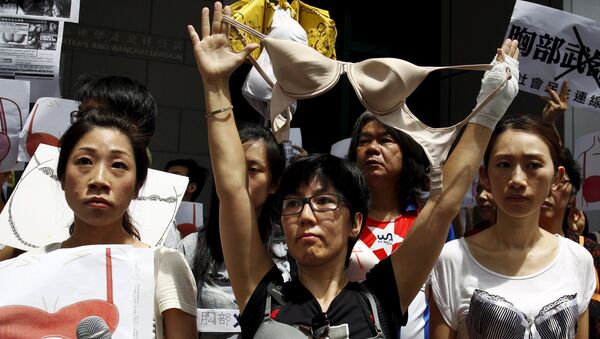 Protesters wear bras over their shirts during a demonstration in support of local female protester Ng Lai-ying, outside the police headquarters in Hong Kong, China August 2, 2015 - Sputnik International