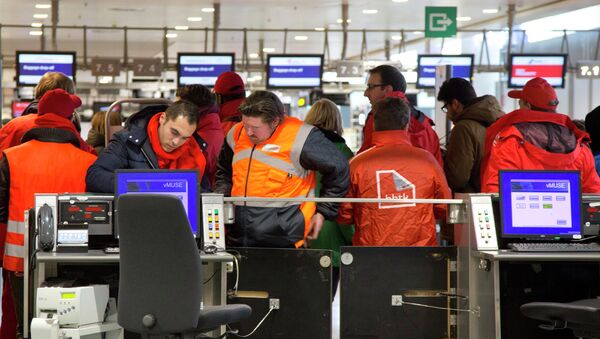 Union workers block a check-in counter at Zaventem airport in Brussels on Monday, Dec. 8, 2014 - Sputnik International