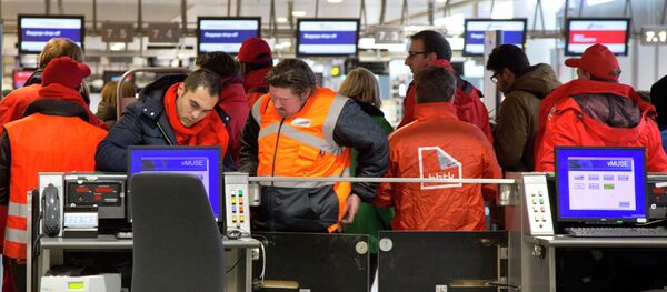 Union workers block a check-in counter at Zaventem airport in Brussels on Monday, Dec. 8, 2014 Union workers block a check-in counter at Zaventem airport in Brussels on Monday, Dec. 8, 2014 - Sputnik International