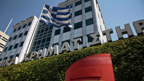 A Greek flag flutters outside the Athens stock exchange , Greece, July 27, 2015 - Sputnik International