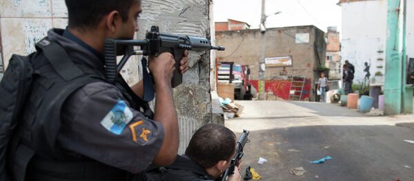 PM militarized police personnel patrol the Chuveirinho favela after an exchange of fire between traffickers and police in the Alemao shantytown complex in Rio de Janeiro, Brazil, on March 24 , 2015 PM militarized police personnel patrol the Chuveirinho favela after an exchange of fire between traffickers and police in the Alemao shantytown complex in Rio de Janeiro, Brazil, on March 24 , 2015 - Sputnik International