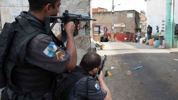PM militarized police personnel patrol the Chuveirinho favela after an exchange of fire between traffickers and police in the Alemao shantytown complex in Rio de Janeiro, Brazil, on March 24 , 2015 - Sputnik International