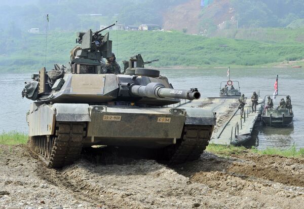 A US M1A2 tank crosses a river by a South Korean military barge duirng a US-South Korea joint river crossing exercise in the border city of Yeoncheon, northeast of Seoul, on May 30, 2013 A US M1A2 tank crosses a river by a South Korean military barge duirng a US-South Korea joint river crossing exercise in the border city of Yeoncheon, northeast of Seoul, on May 30, 2013 - Sputnik International