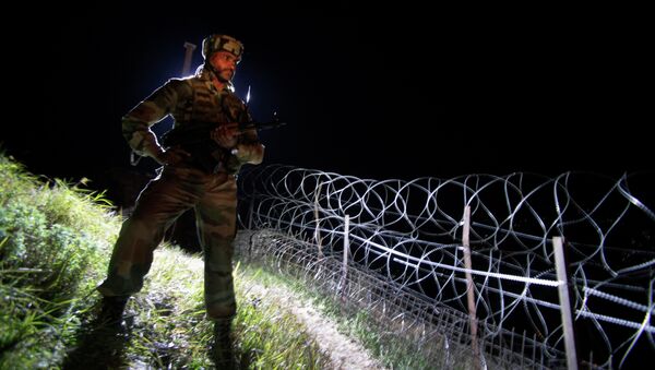 In this Dec. 22, 2013 photo, an Indian army soldier stands guard along barbed wire near the Line of Control (LOC), that divides Kashmir between India and Pakistan, at Krishna Ghati (KG Sector) in Poonch, 290 kilometers (180 miles) from Jammu, India - Sputnik International