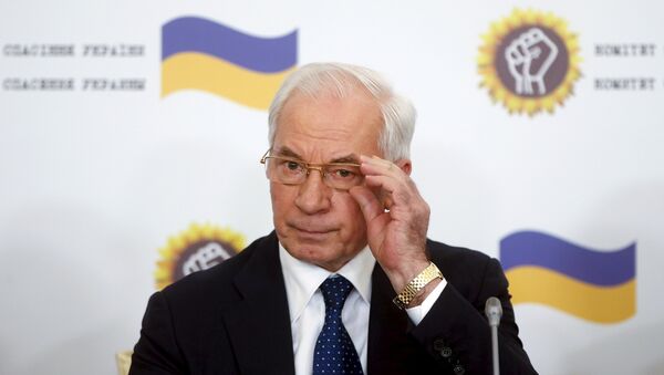 Ukraine's former Prime Minister Mykola Azarov adjusts his glasses as he attends a news conference in Moscow, Russia, August 3, 2015 - Sputnik International