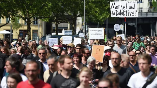 Participants of a demonstration protest in Berlin, Saturday Aug. 1, 2015. Banner at right reads Merkel und die Detektive! (lt: Merkel and the detectives). - Sputnik International